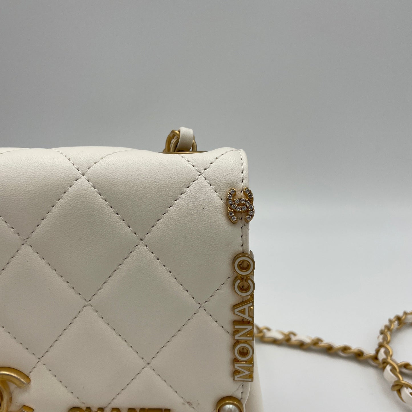 Classic Flap Monaco White Crossbody Bag in Lambskin, Gold hardware