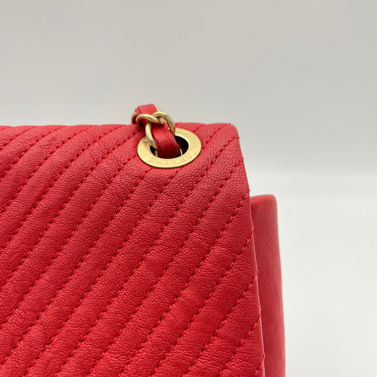 Chevron Quilted Classic Single Medallion Flap Red Crossbody Bag in Calfskin, Gold hardware