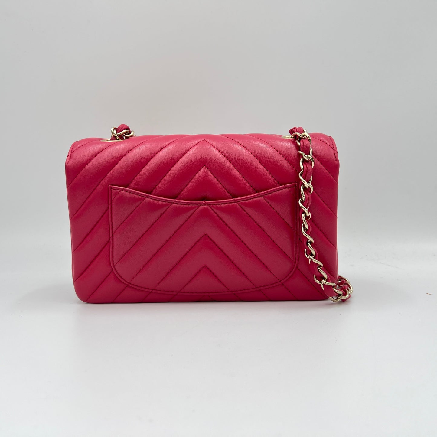 Classic Flap Chevron Pink Crossbody Bag in Lambskin, Gold hardware