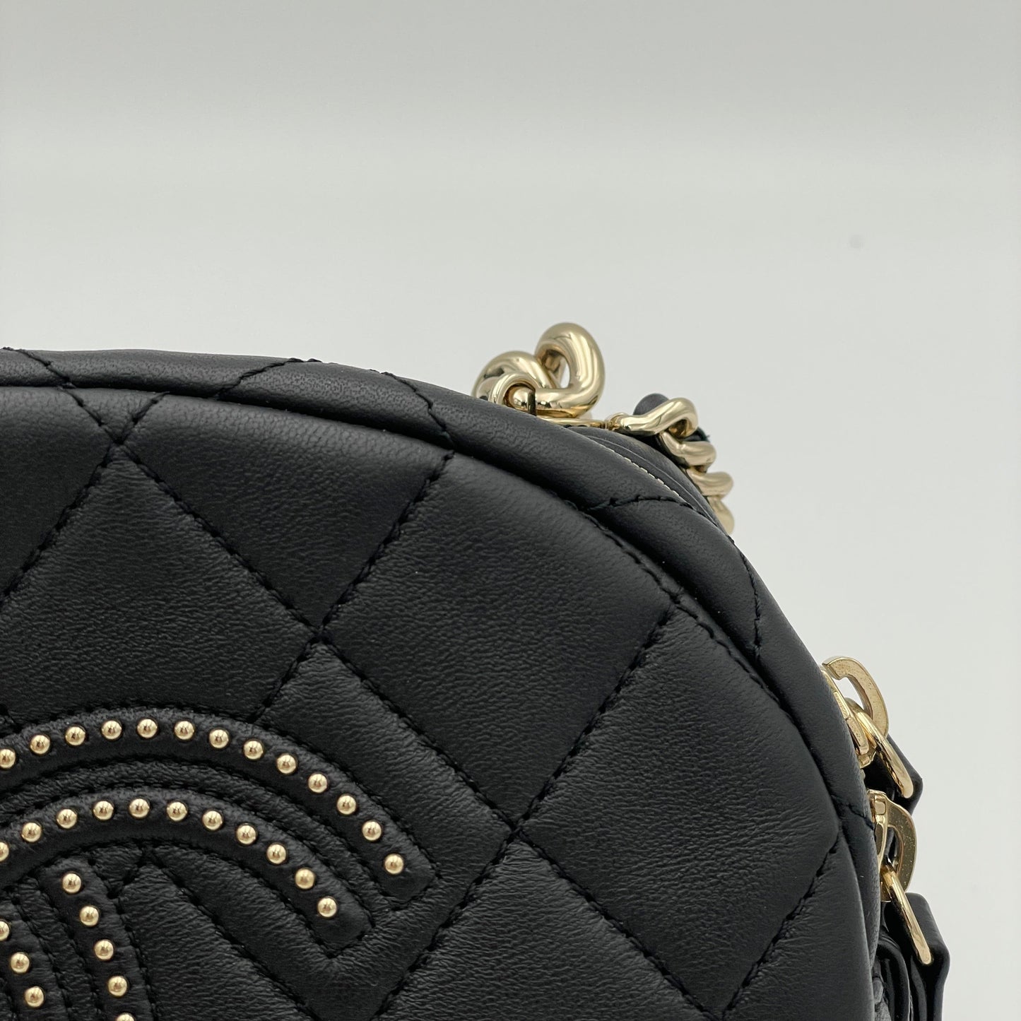 CC Quilted Round Black Crossbody Bag in Lambskin, Gold hardware