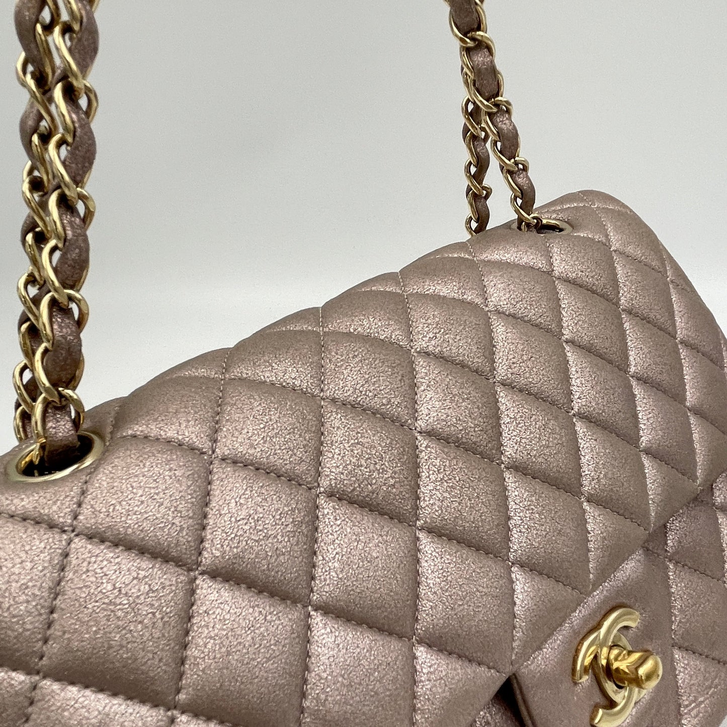 Classic Double Flap Medium Coral Shoulder Bag in Lambskin, Gold hardware