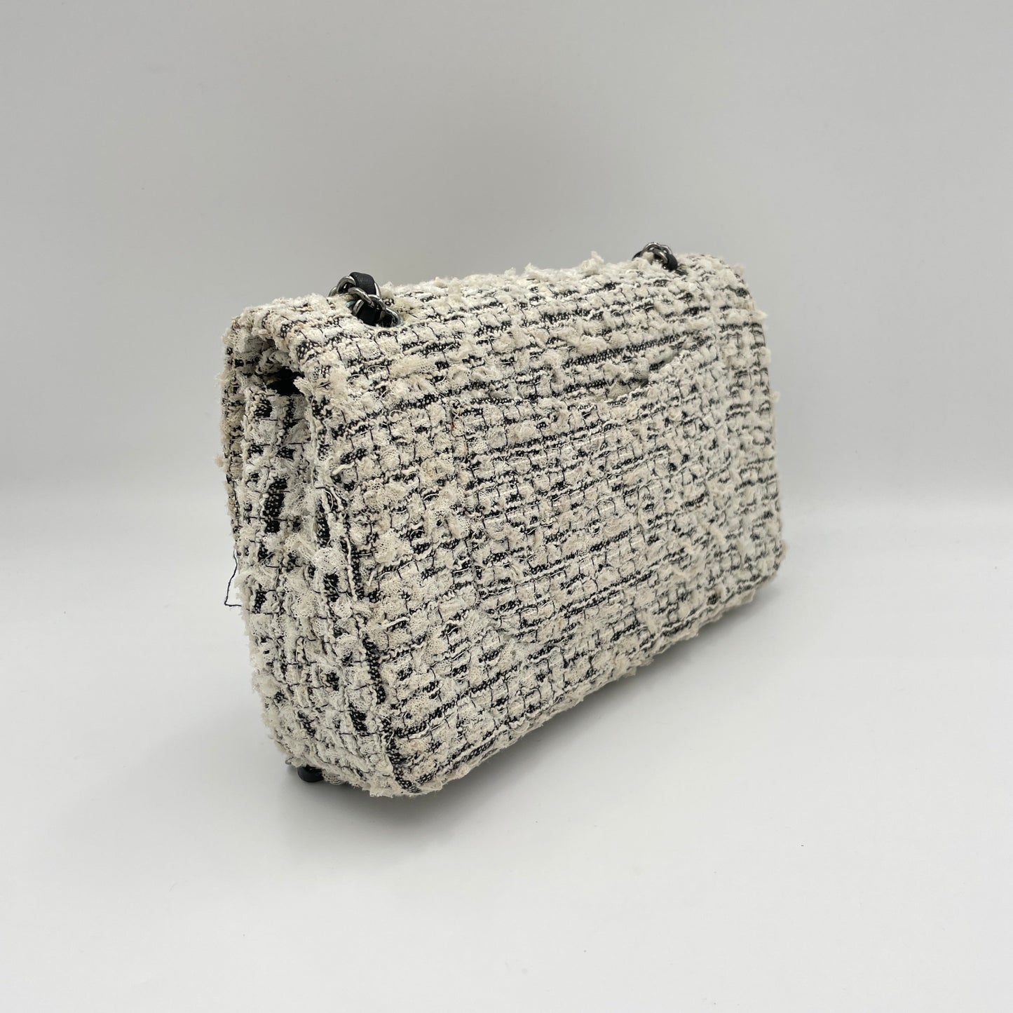 Garden Charms 2.55 White Shoulder Bag in Tweed, Ruthenium hardware