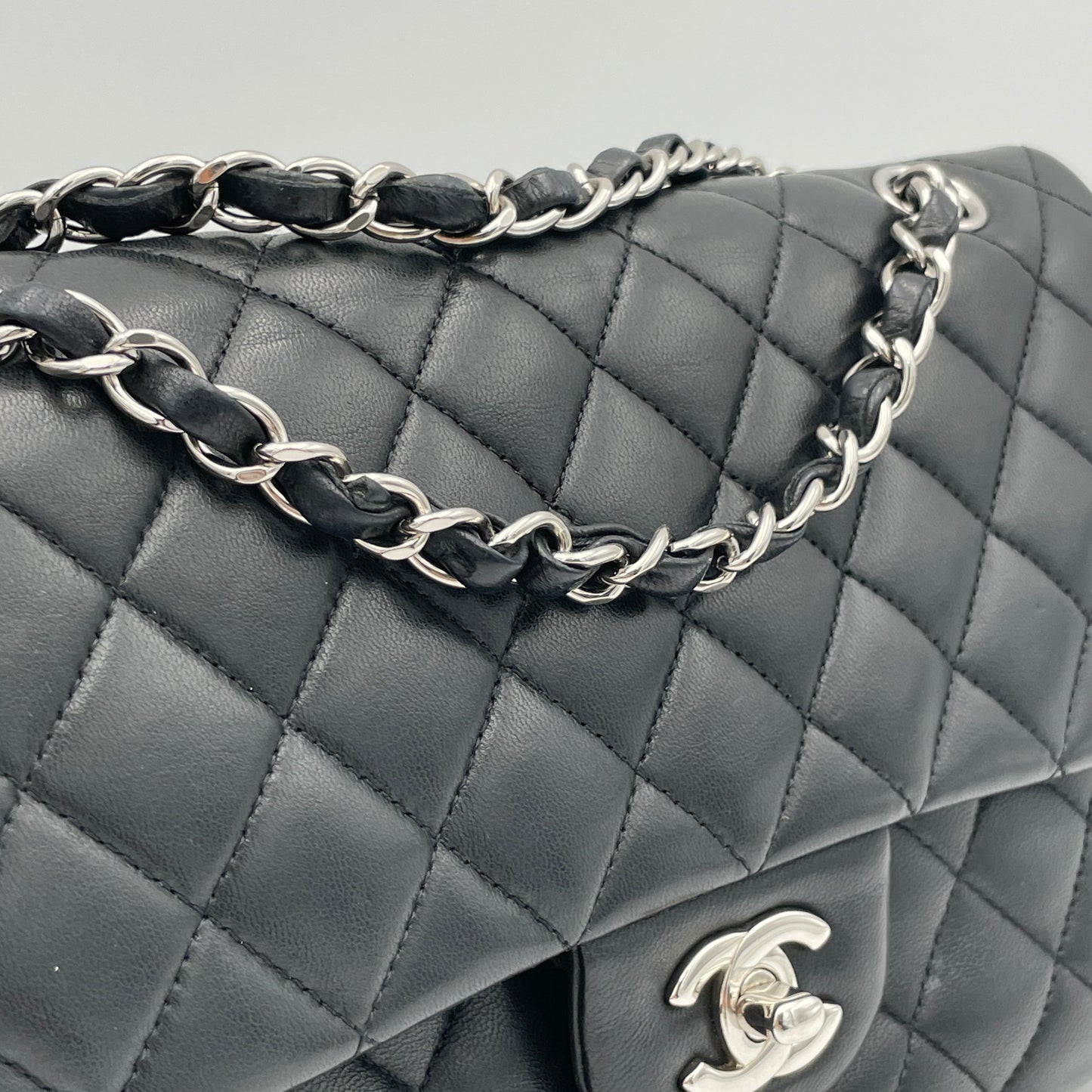Classic Double Flap Medium Shoulder bag in Lambskin, Silver Hardware