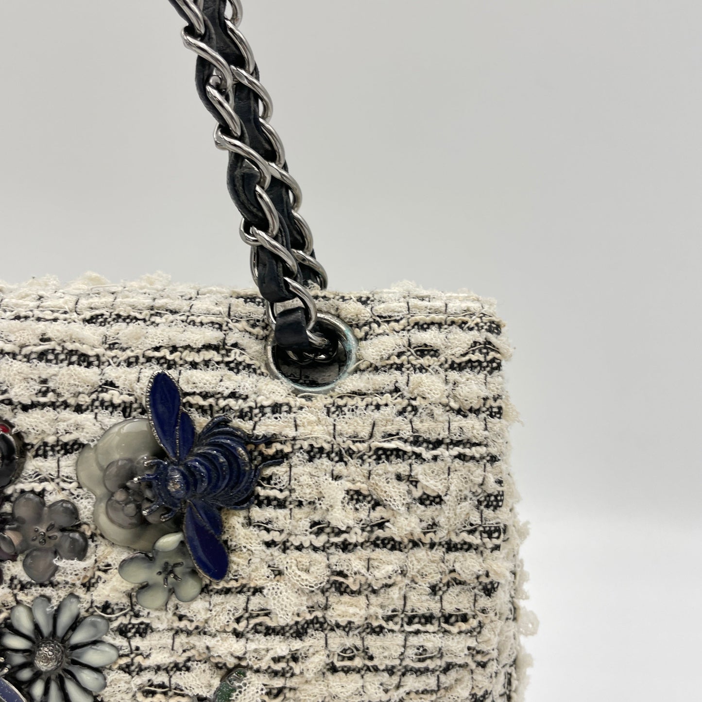 Garden Charms 2.55 White Shoulder Bag in Tweed, Ruthenium hardware