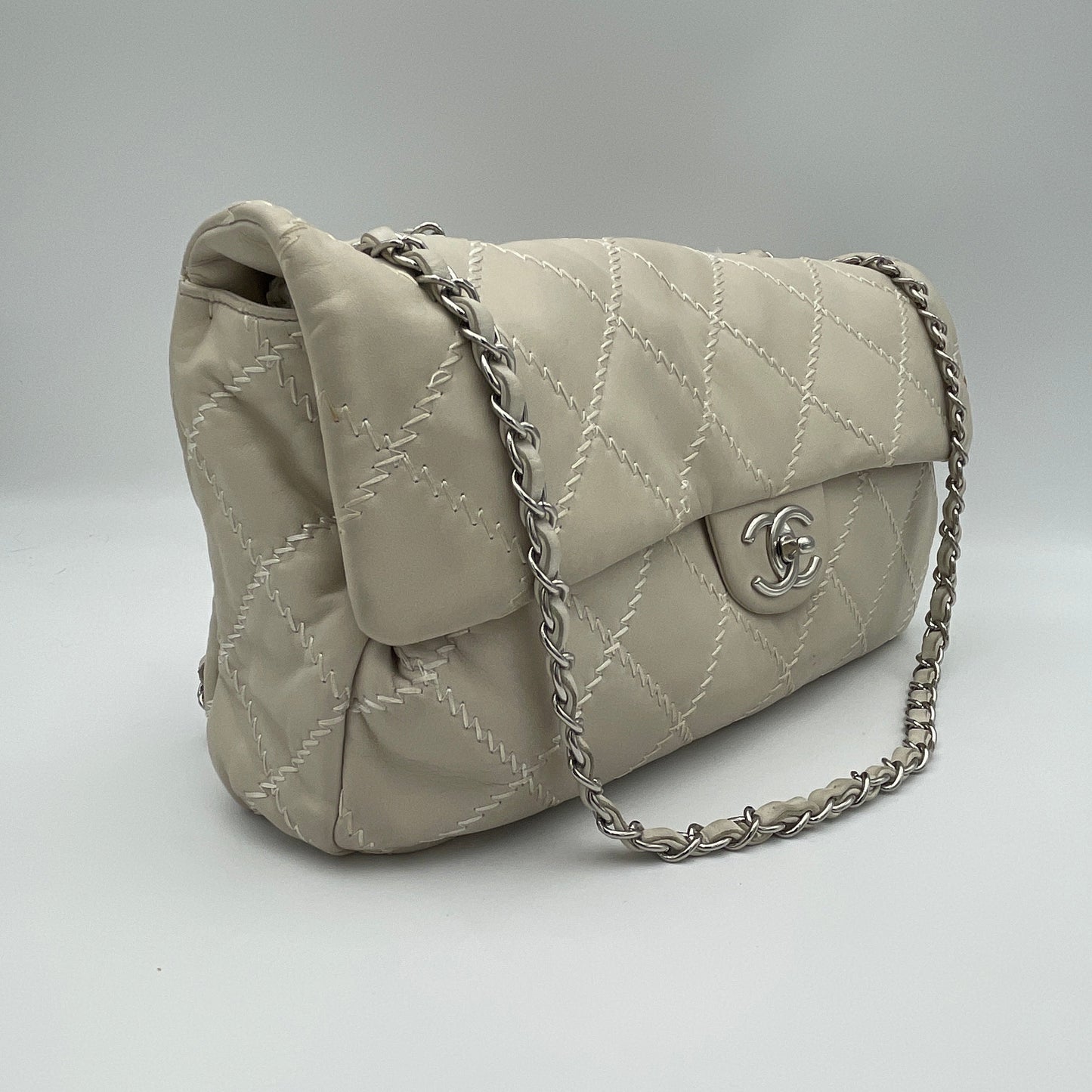 Ultra Stitch White Shoulder Bag in Lambskin, Silver hardware