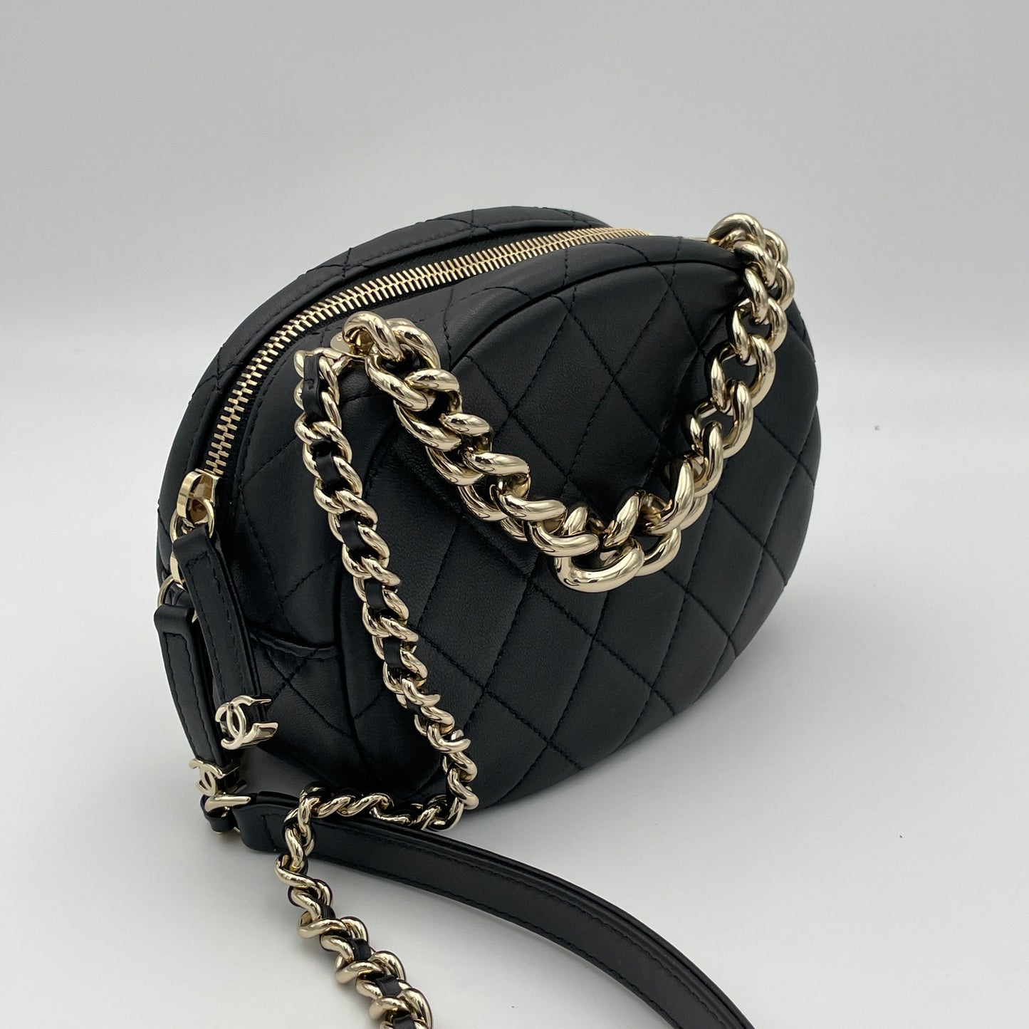 CC Quilted Round Black Crossbody Bag in Lambskin, Gold hardware