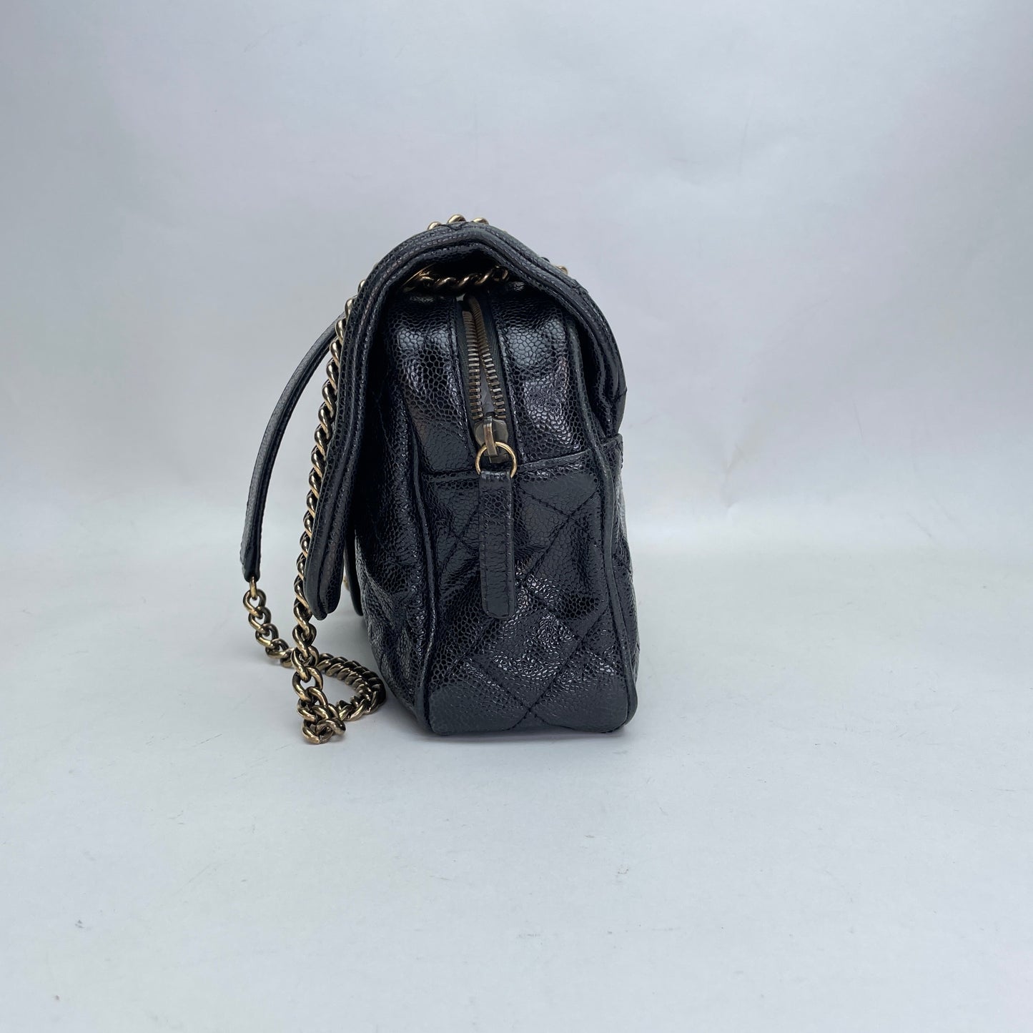 Easy Flap Black Shoulder Bag in Caviar Leather, Gold hardware