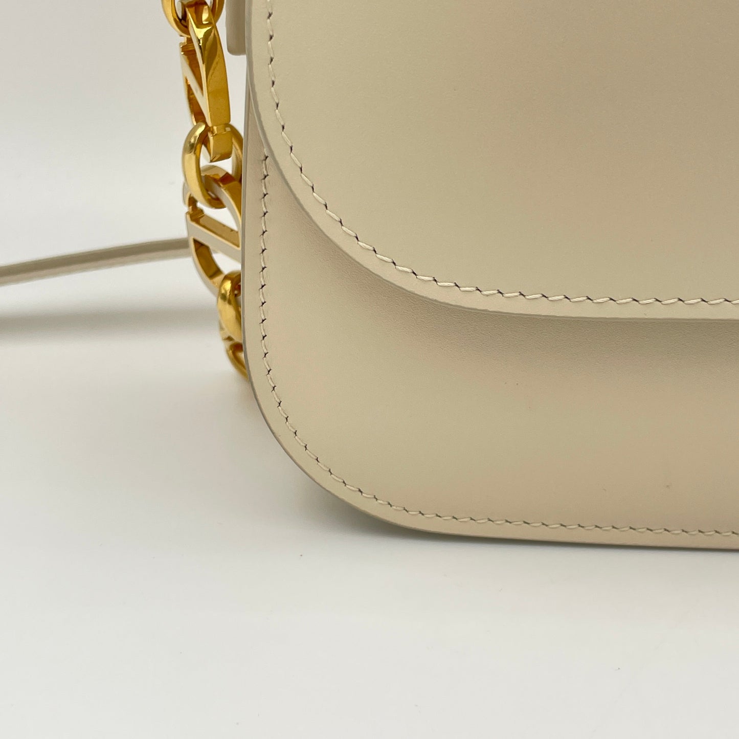 30 Montaigne Avenue Cream Crossbody Bag in Calfskin, Gold hardware