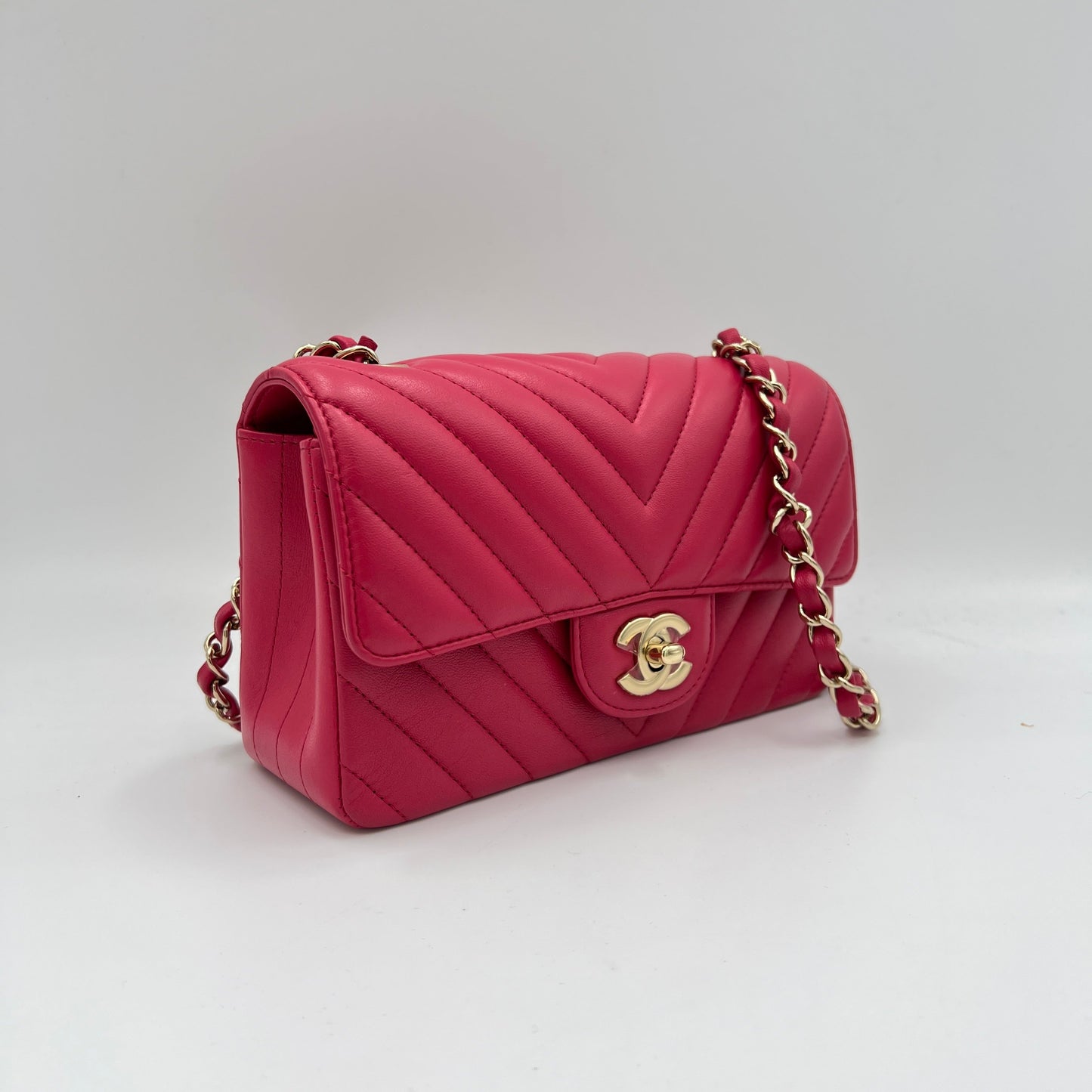 Classic Flap Chevron Pink Crossbody Bag in Lambskin, Gold hardware