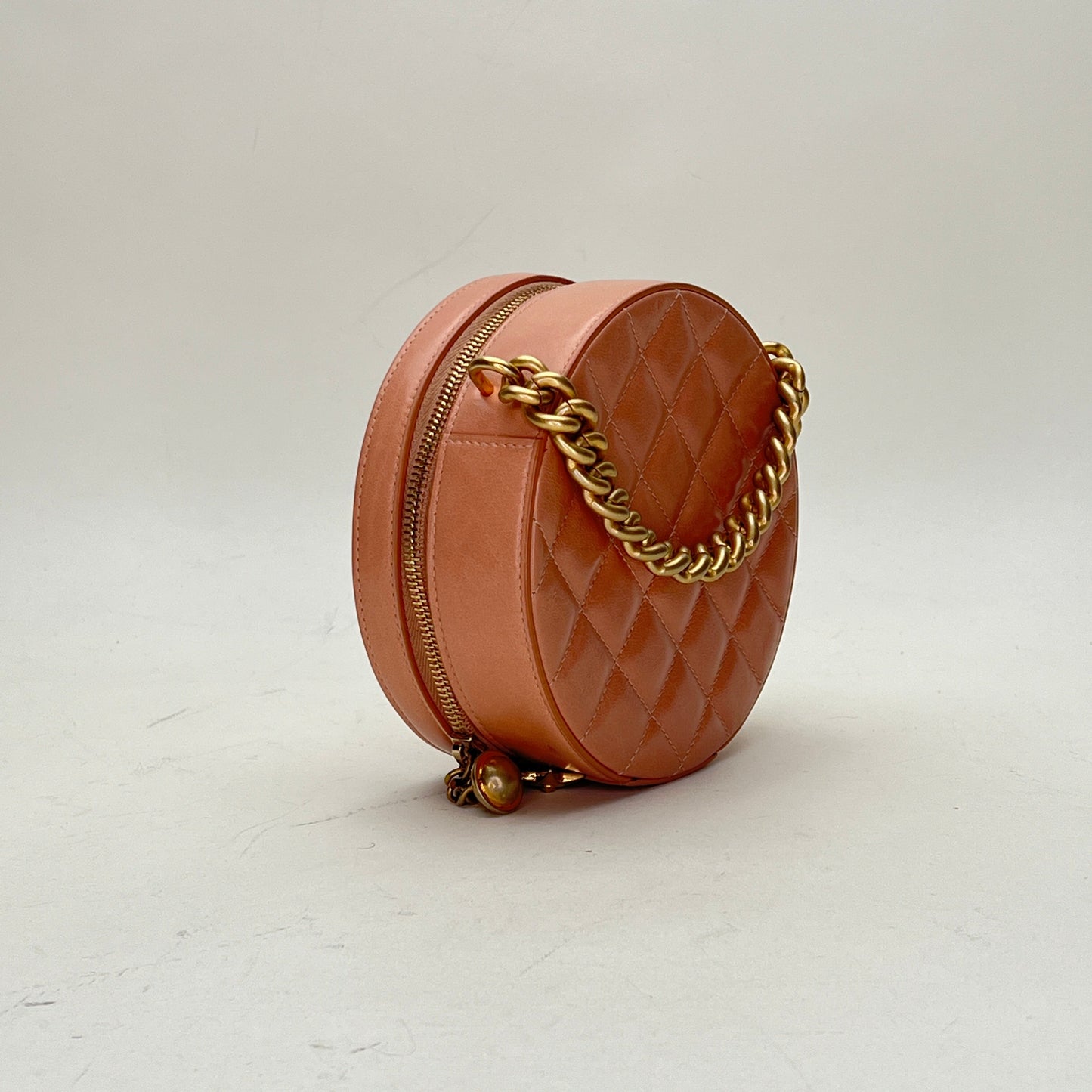 Round CC Pink Crossbody Bag in Calfskin, Gold hardware