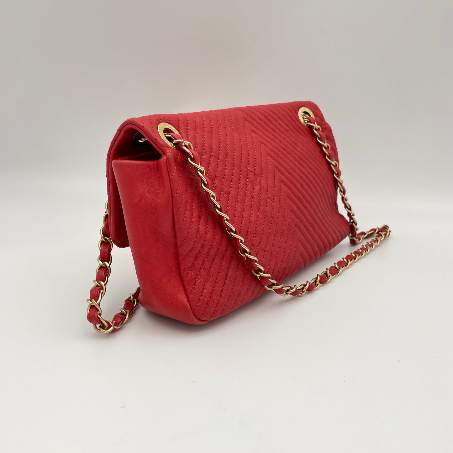 Chevron Quilted Classic Single Medallion Flap Red Crossbody Bag in Calfskin, Gold hardware