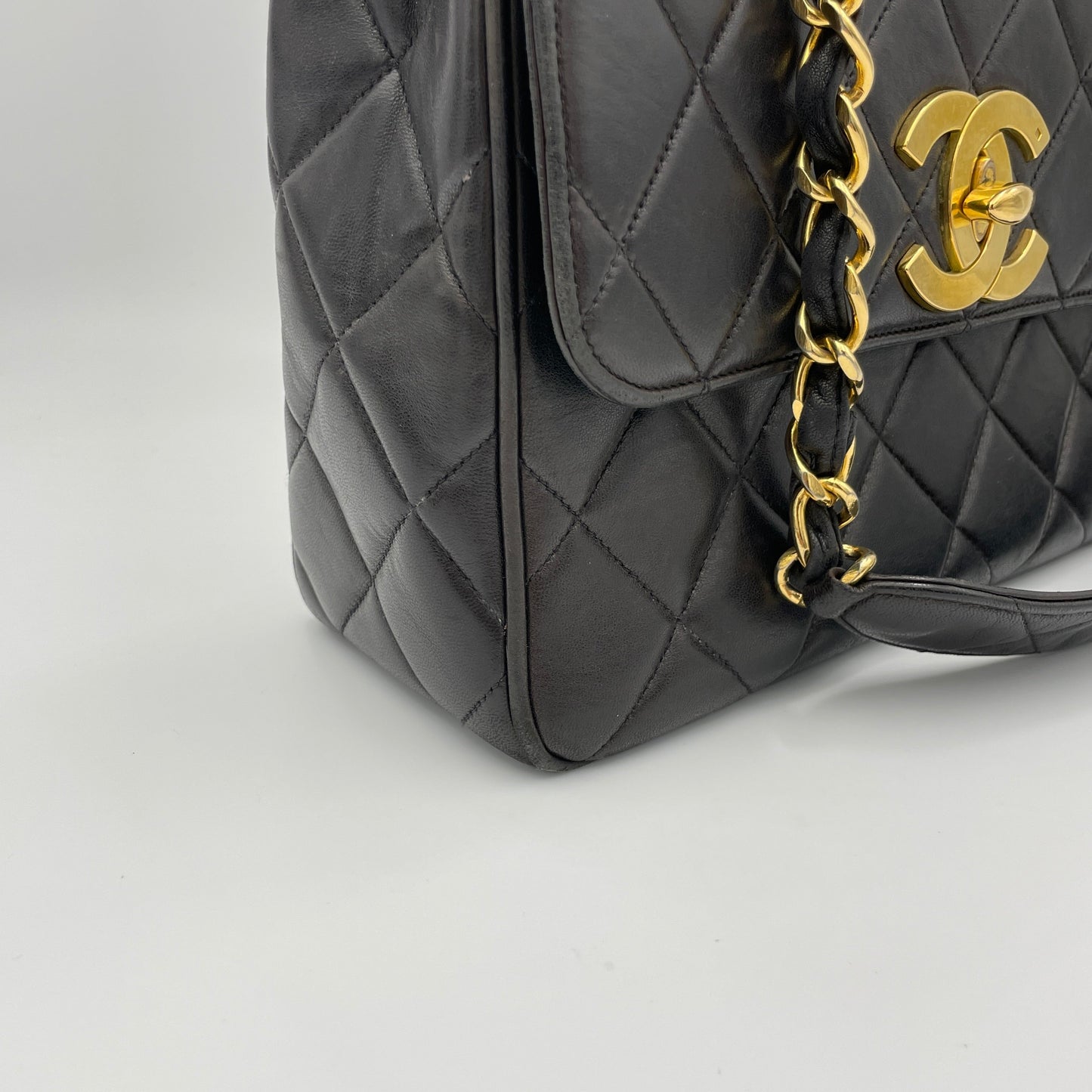 Vintage Quilted Flap Black Shoulder Bag in Lambskin, Gold hardware