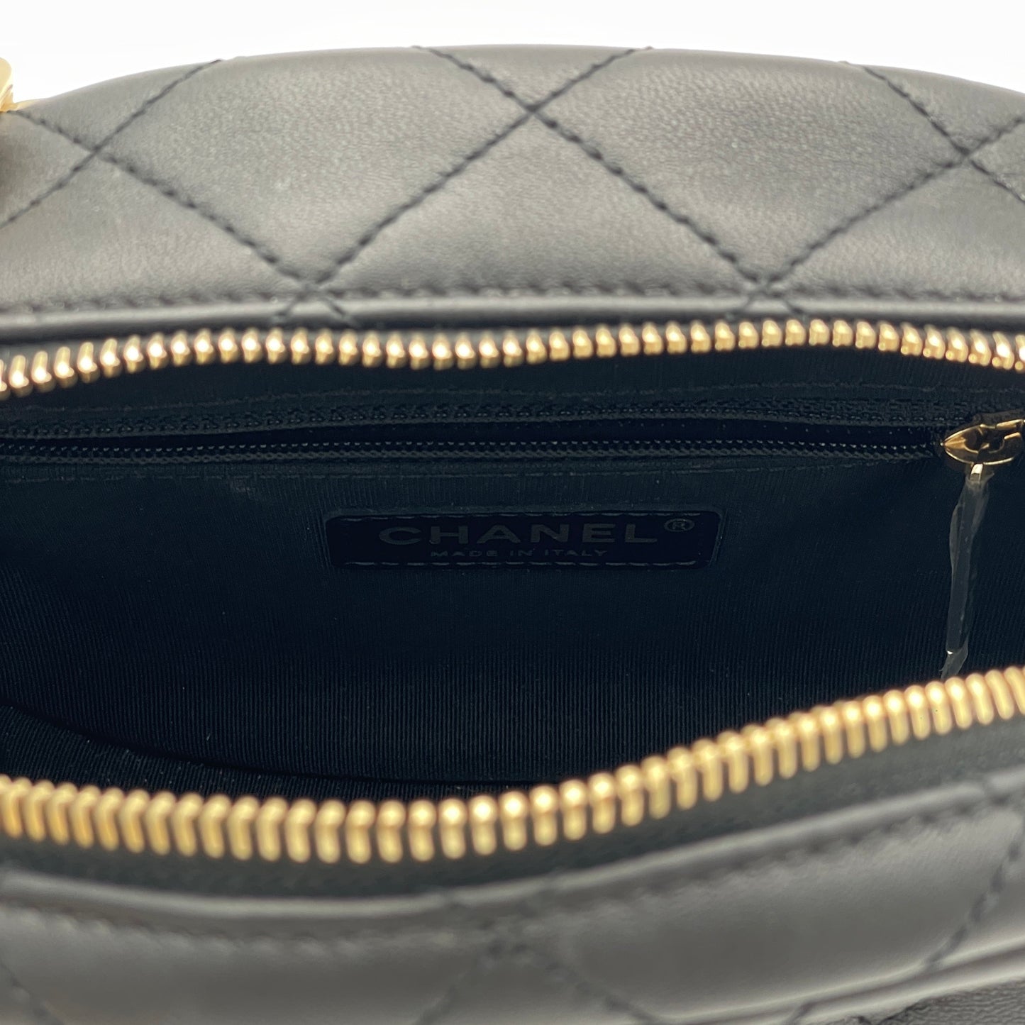 CC Quilted Round Black Crossbody Bag in Lambskin, Gold hardware