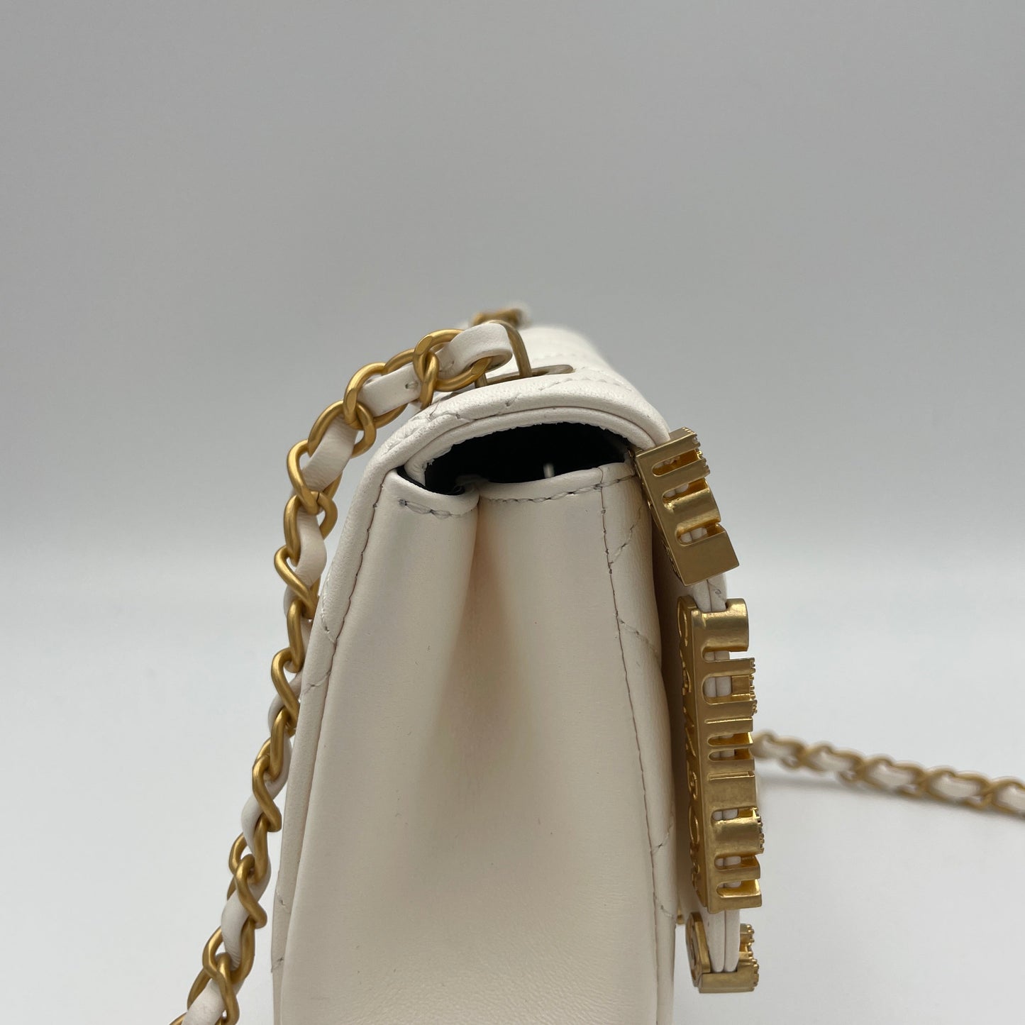 Classic Flap Monaco White Crossbody Bag in Lambskin, Gold hardware