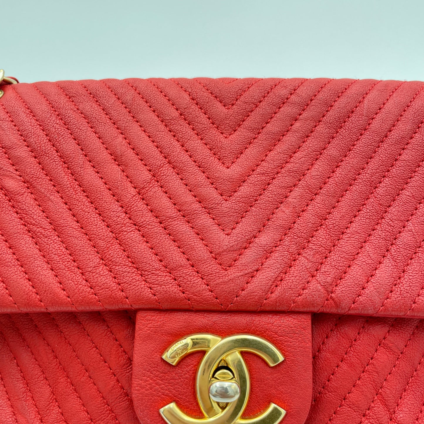 Chevron Quilted Classic Single Medallion Flap Red Crossbody Bag in Calfskin, Gold hardware