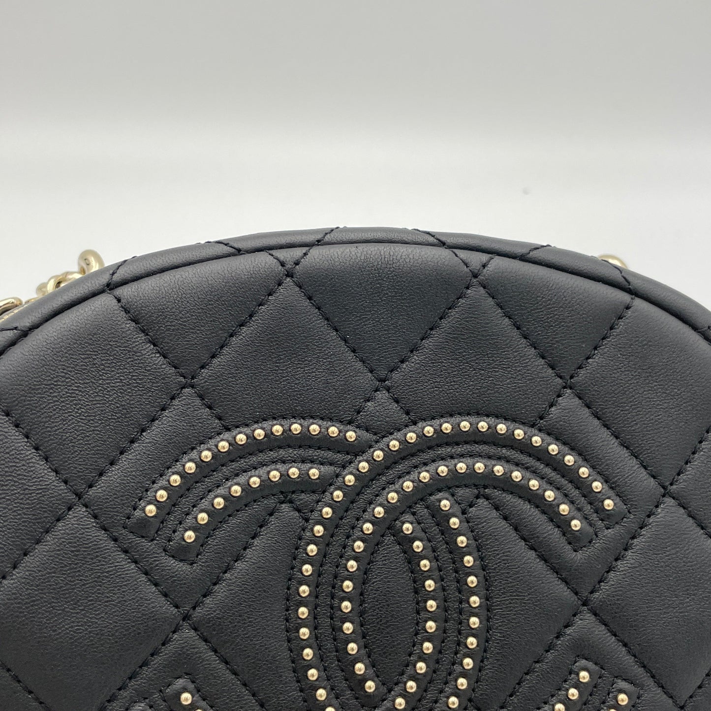 CC Quilted Round Black Crossbody Bag in Lambskin, Gold hardware