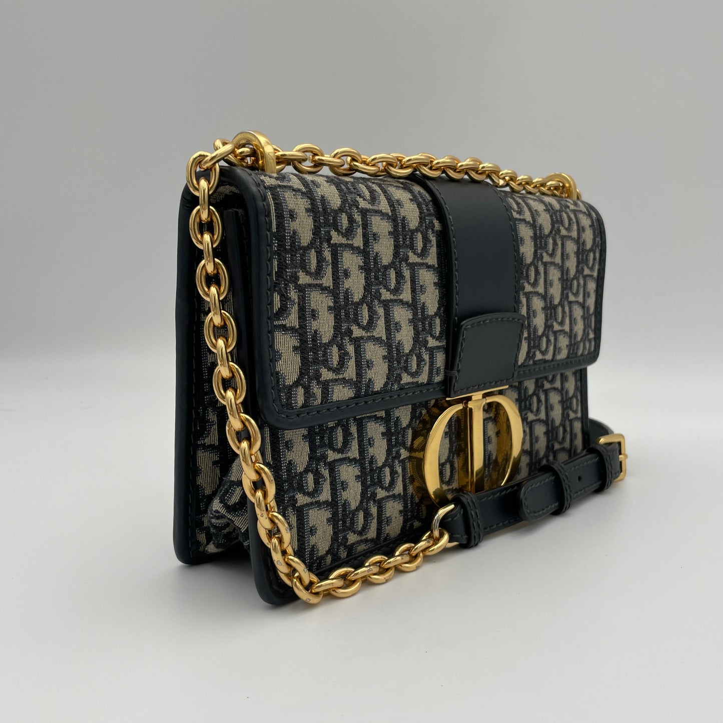 30 Montaigne Medium Blue Shoulder Bag in Canvas, Gold hardware