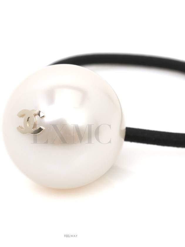 female guitar Chanel