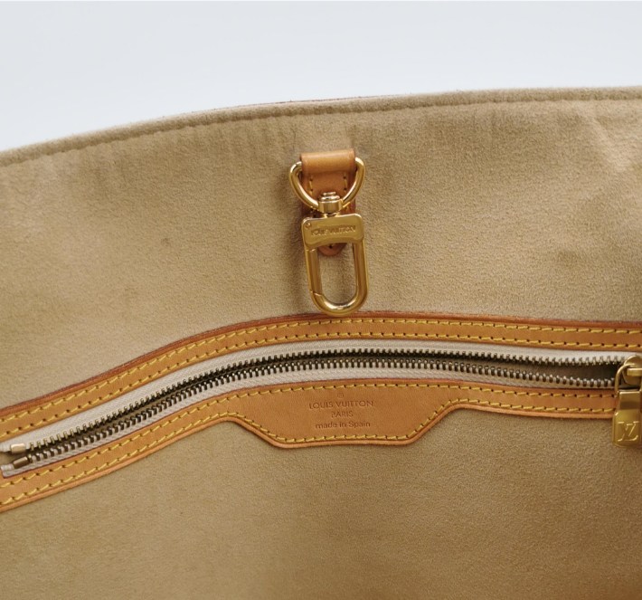 Preloved Louis Vuitton (LV)Hampstead MM Bag White 250203781048434
