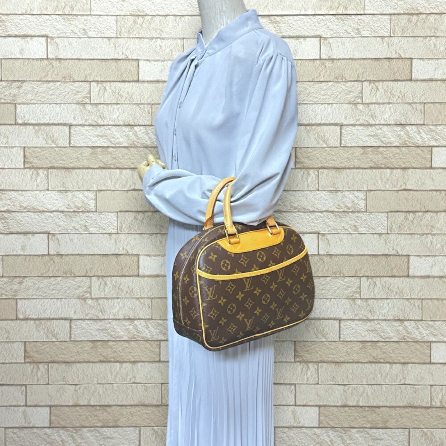 Louis Vuitton Monogram  Monogram Monogram Handbag