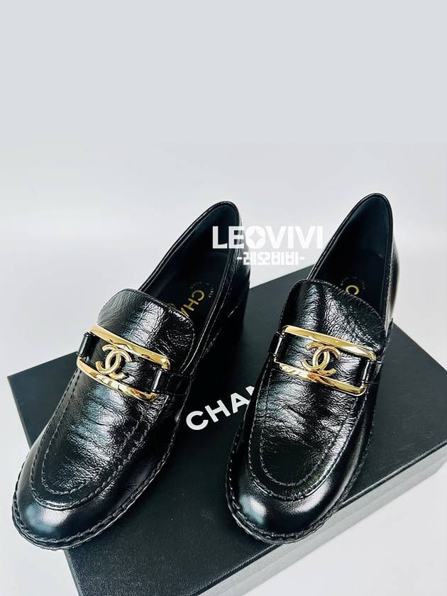 Patent calfskin gold plated CC logo loafers black Chanel