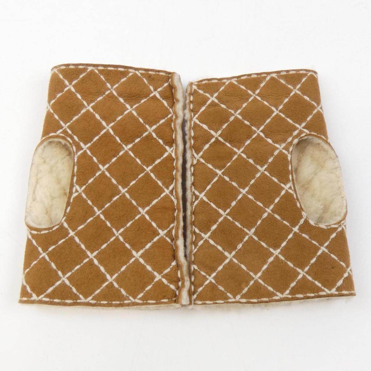 CHANEL GLOVE COMEHYO ONLINESTORE in the