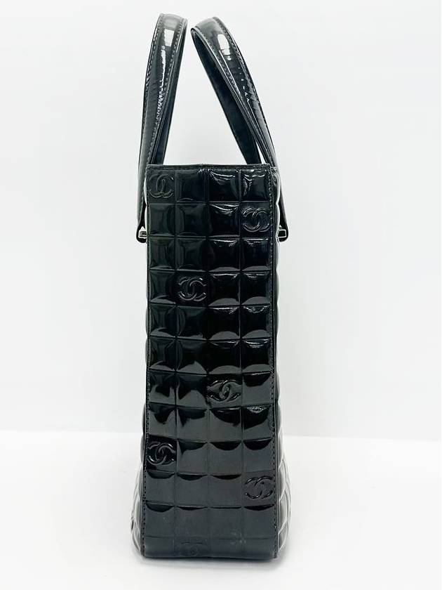 Black enamel chocolate bar 7th division CC logo tote bag 4VCHB32177 Chanel