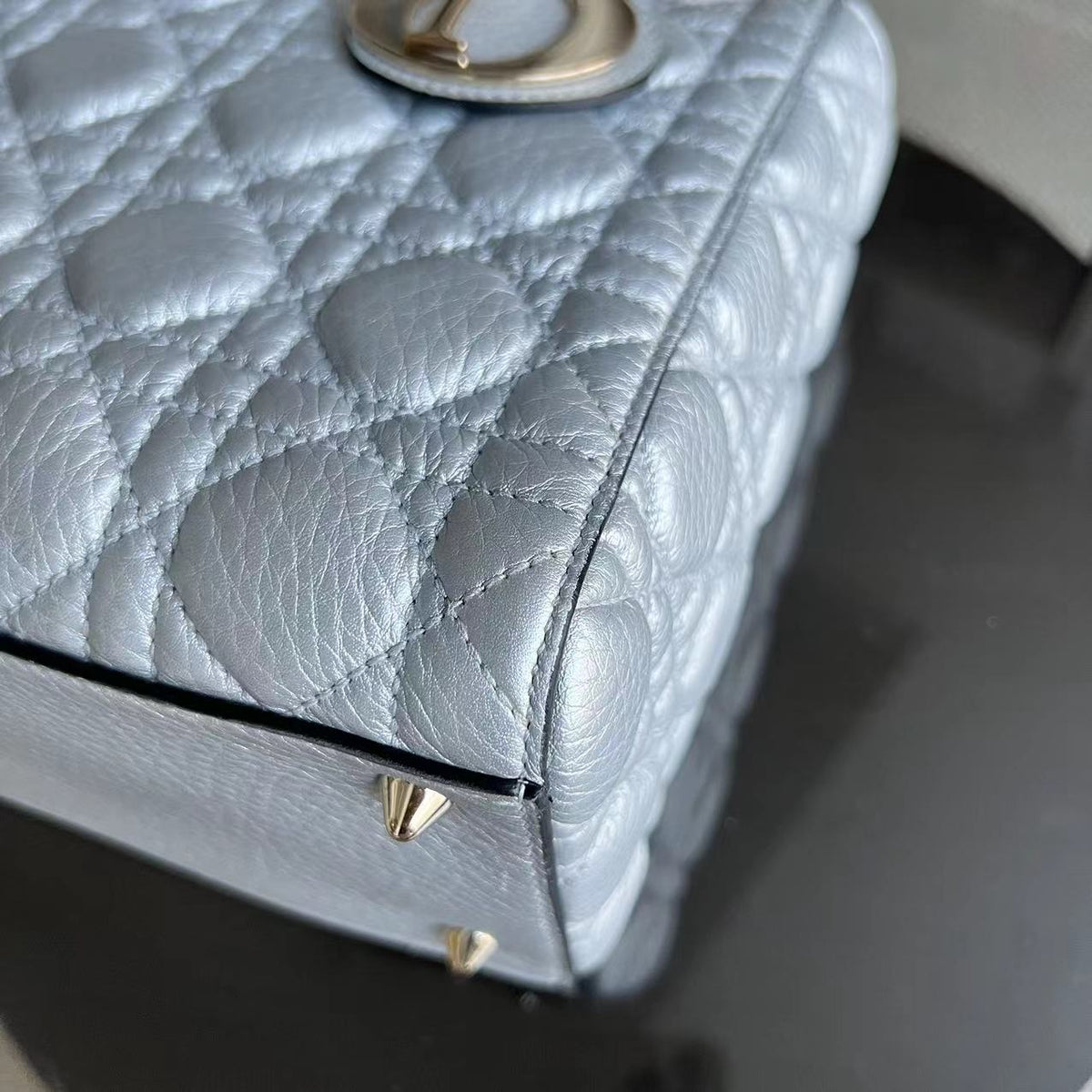 *Flap Version* Lady Medium Cannage Metallic Aged Calfskin Silver Golden Hardware