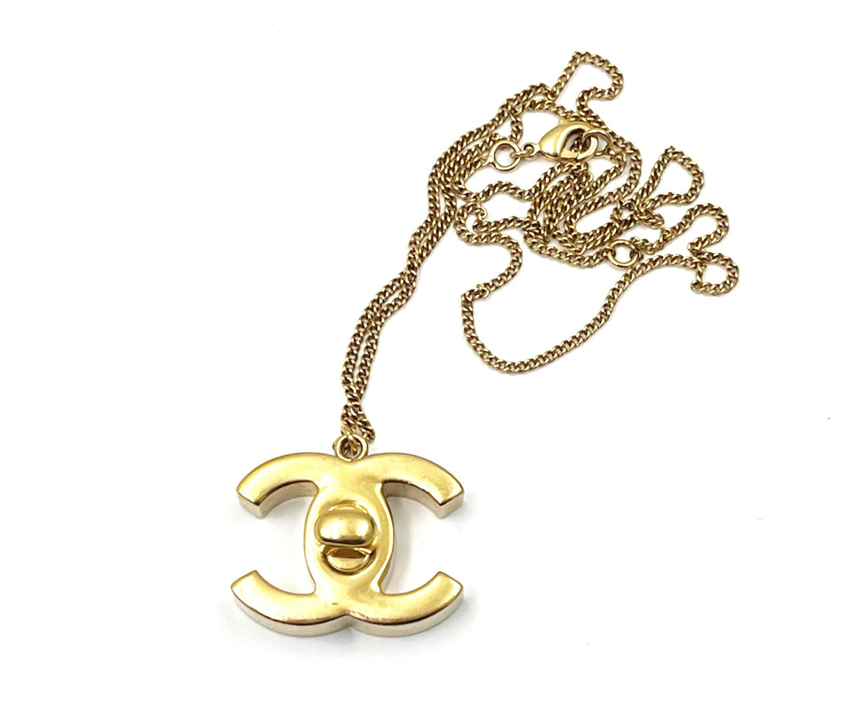 Top Quality Chanel Gold CC Turnlock Large Pendant Necklace