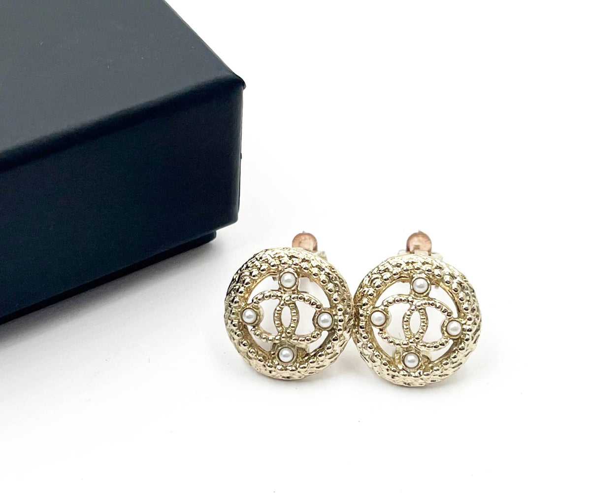 Top Quality Chanel Gold CC Round Pearl Clip on Earrings