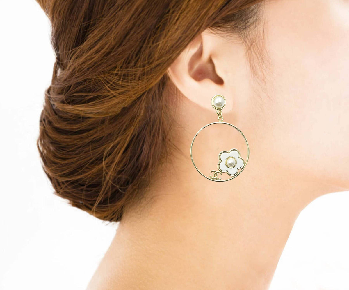 Top Quality Chanel Gold CC White Daisy Round Ring Large Piercing Earrings