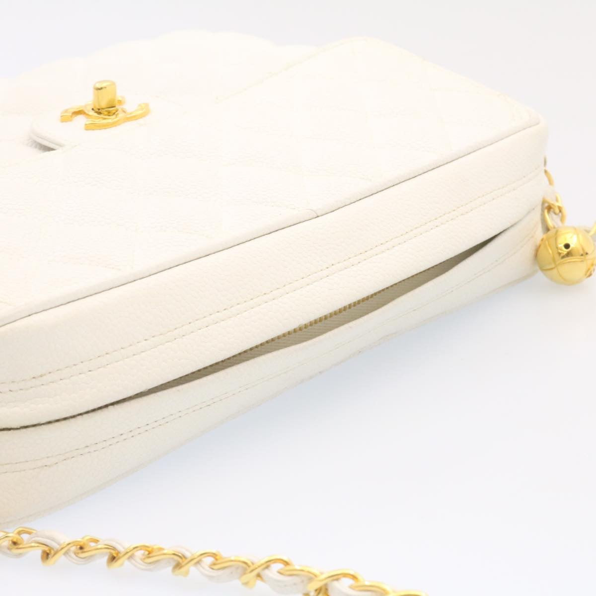 Top Quality Chanel Matelasse Chain Shoulder Bag Caviar Skin Gold White CC Auth am1370gA