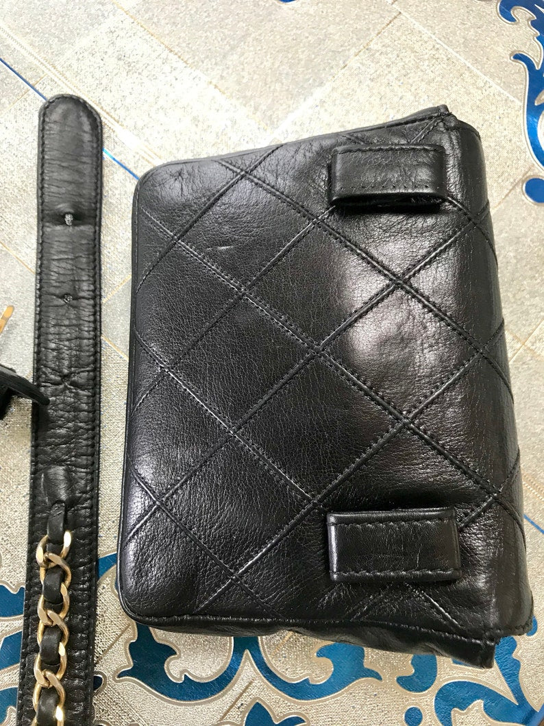 Chanel Vintage black leather waist purse, fanny pack with golden chain belt and CC closure hock