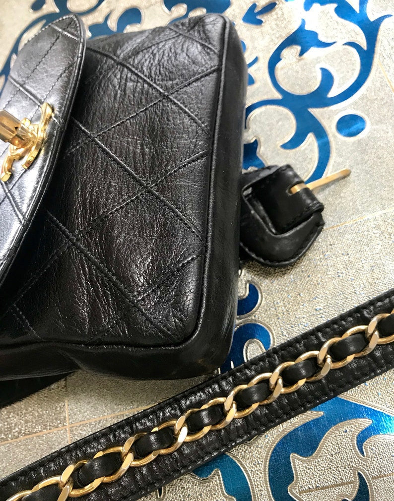 Chanel Vintage black leather waist purse, fanny pack with golden chain belt and CC closure hock