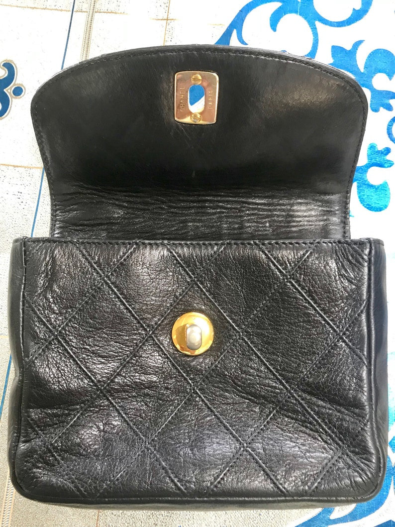 Chanel Vintage black leather waist purse, fanny pack with golden chain belt and CC closure hock