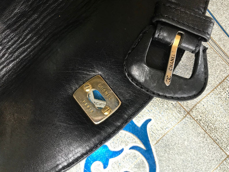 Chanel Vintage black leather waist purse, fanny pack with golden chain belt and CC closure hock