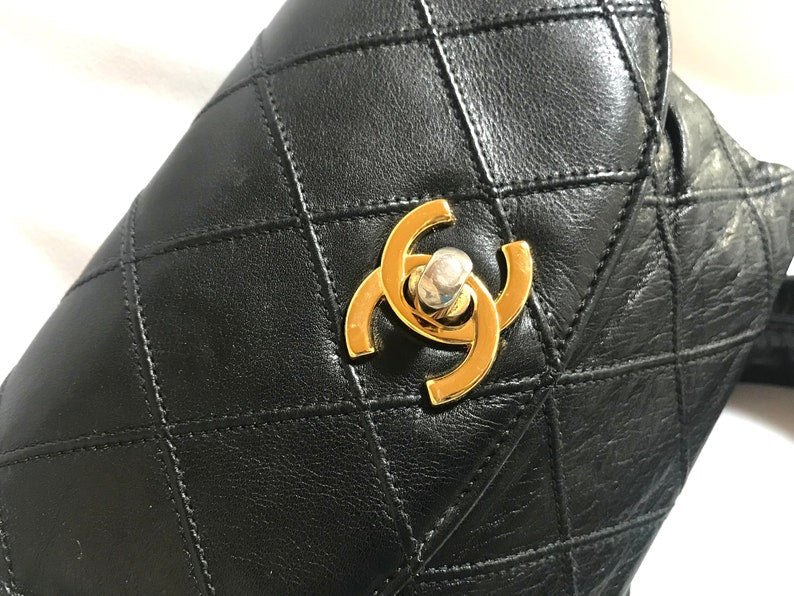 Chanel Vintage black leather waist purse, fanny pack with golden chain belt and CC closure hock