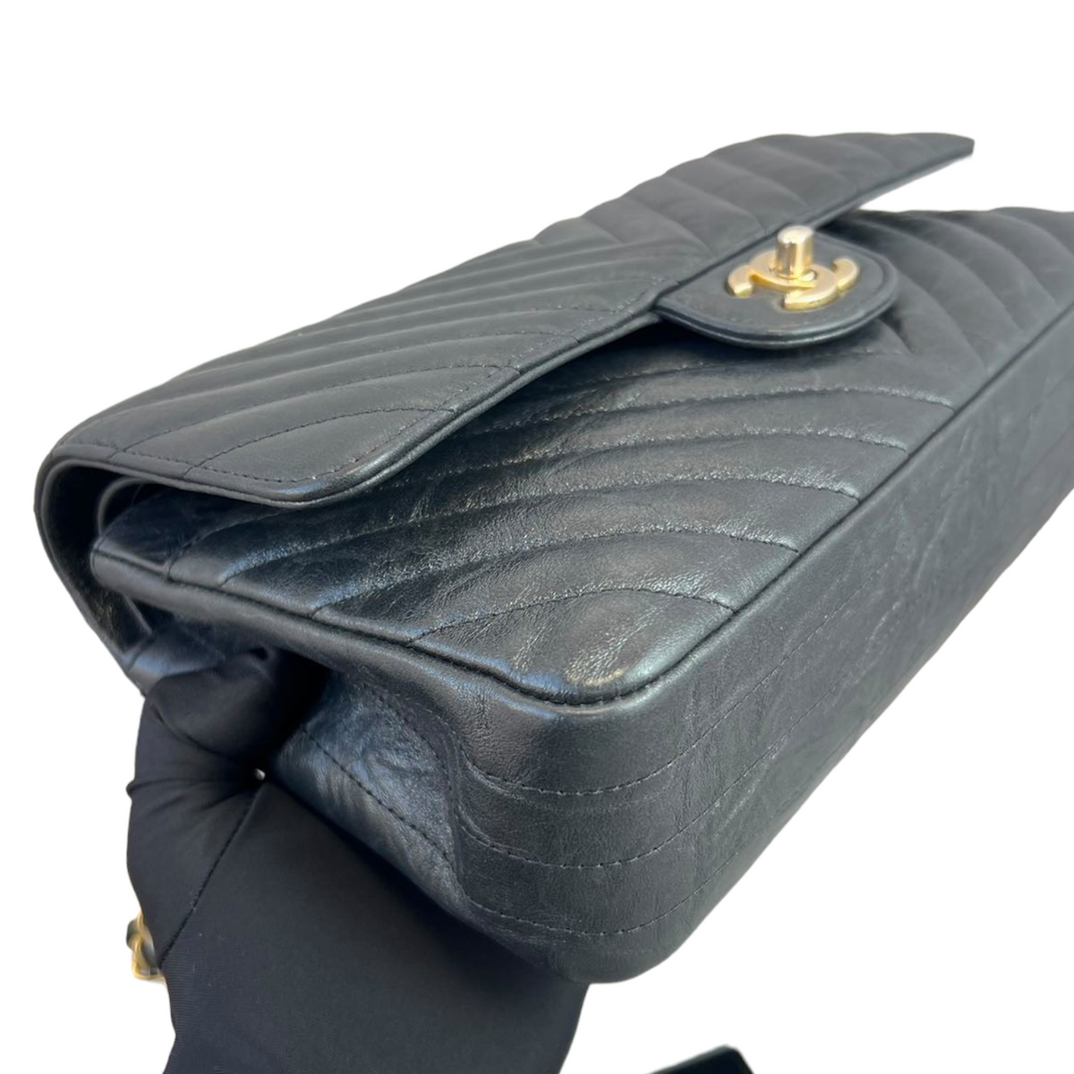 Classic Flap Medium Chevron Metallic Calfskin Black GHW