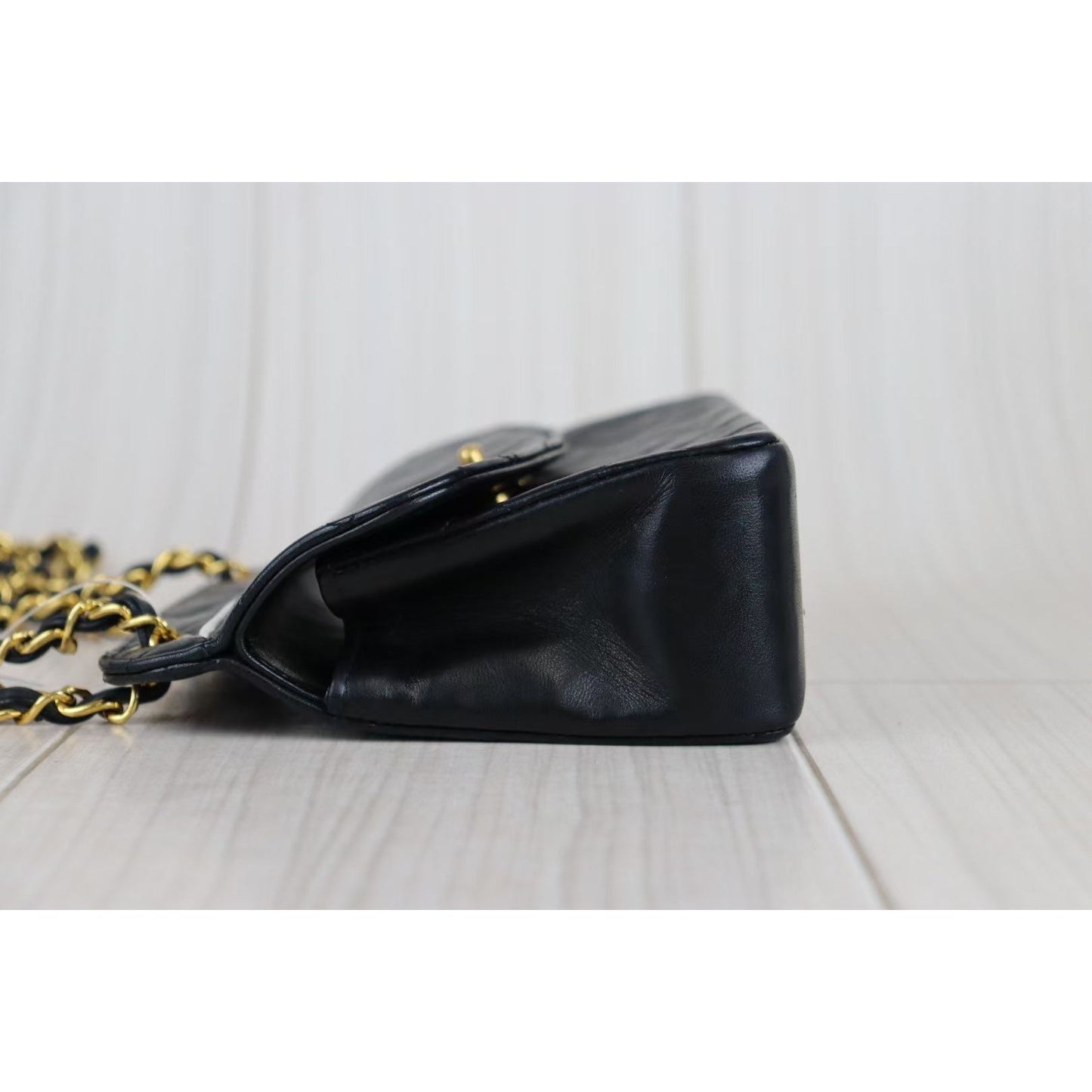 Rank A ｜ CHANEL Matelasse Lamb Leather Vintage Shoulder Bag ｜ 081002
