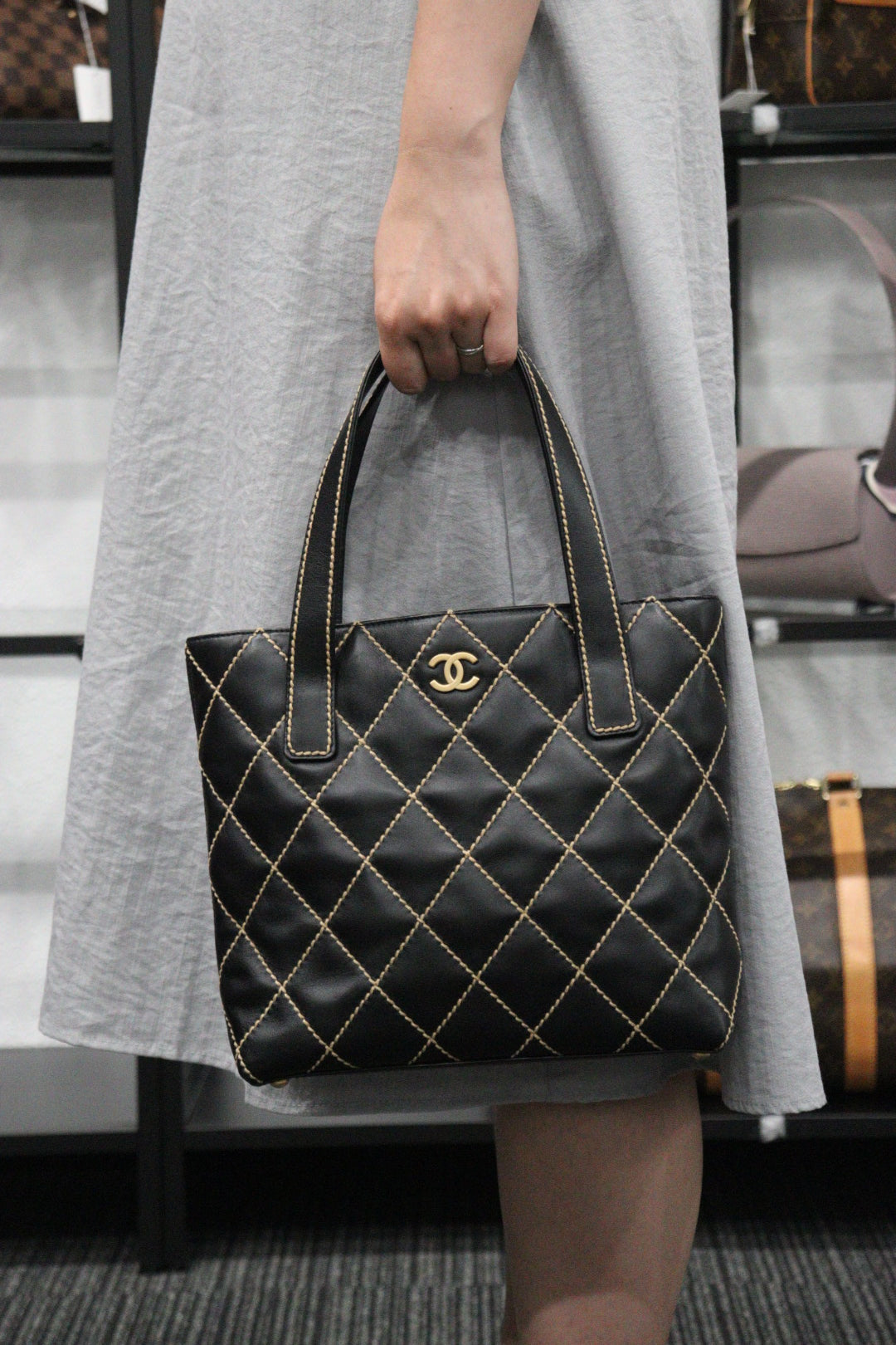 Rank A ｜Chanel Lamb Skin Wild Stitching Coco Mark Handbag ｜V23070708