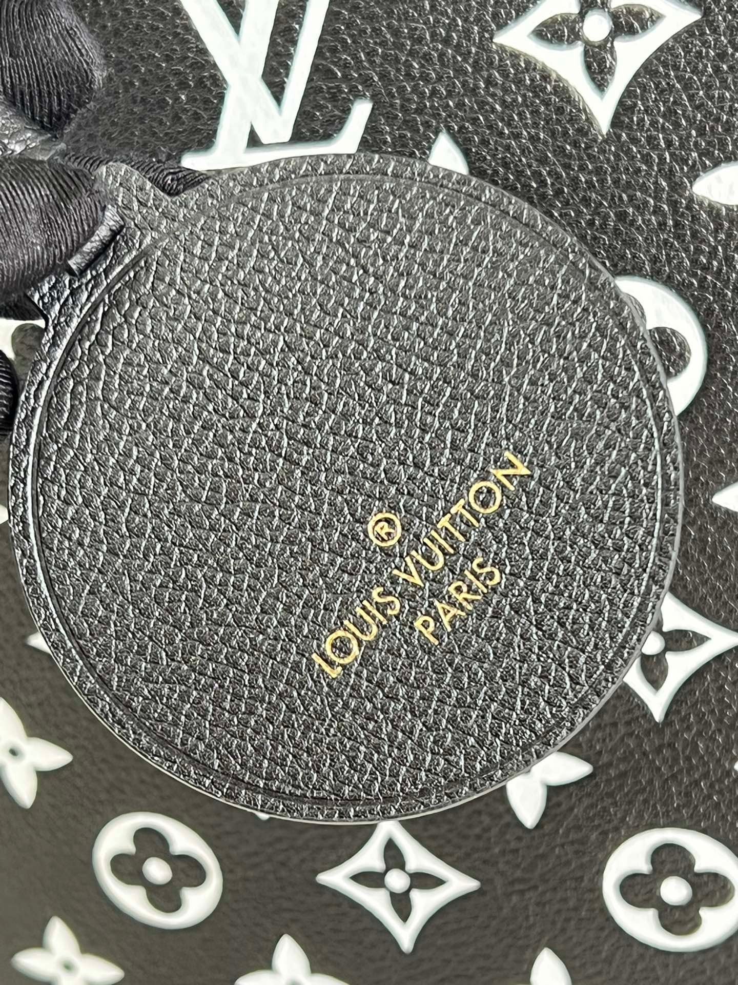 Louis Vuitton Neverfull MM  Tote Bag