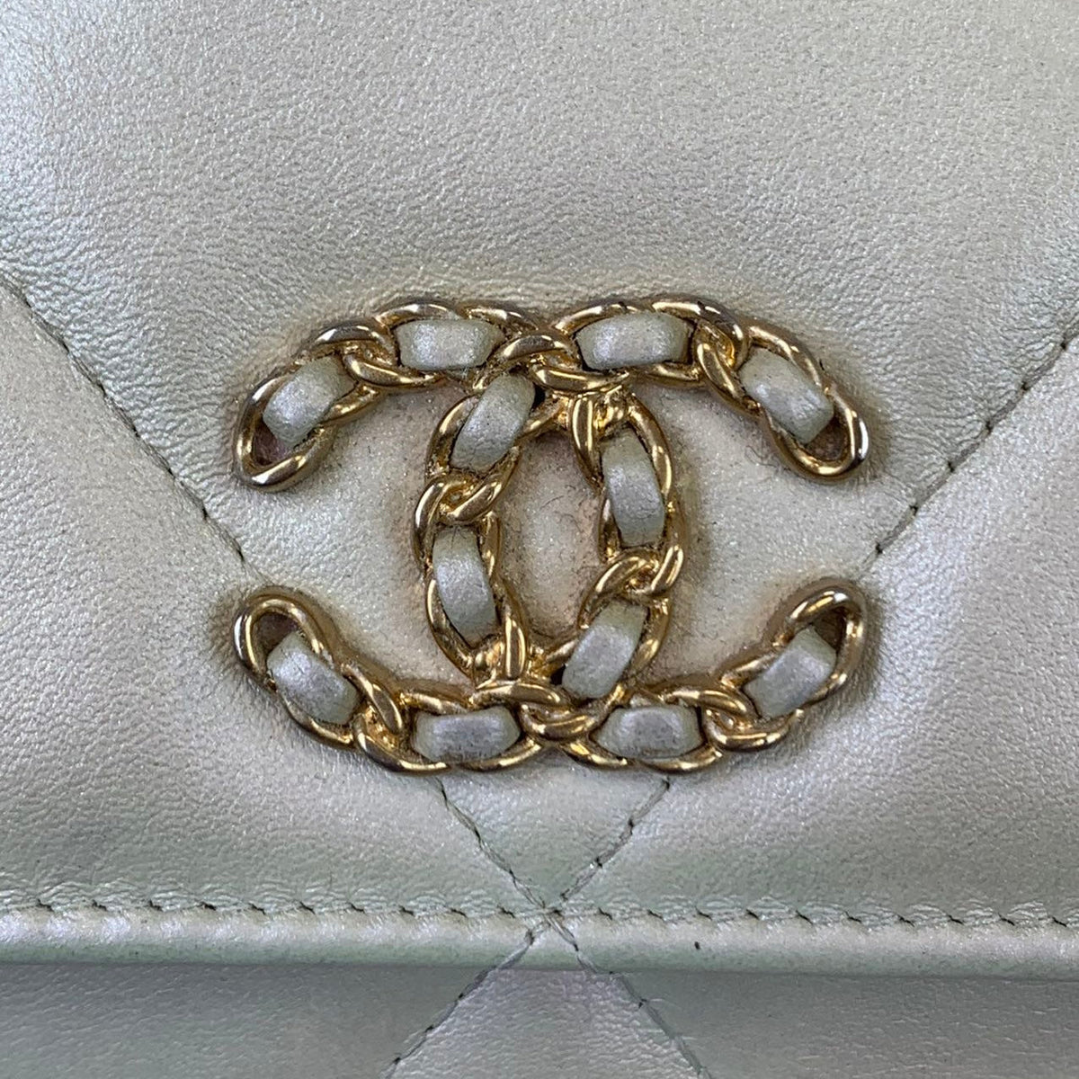 19 Quilted WOC Iridescent White