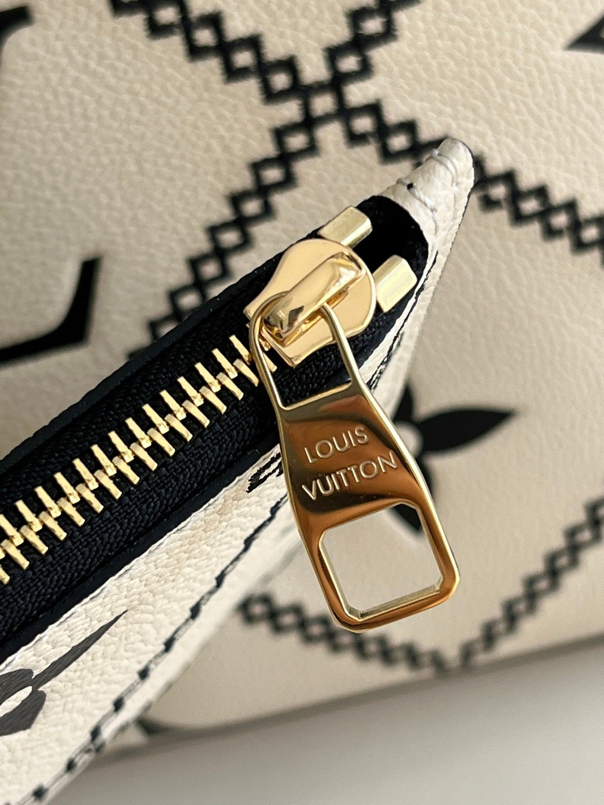 Louis Vuitton Neverfull MM Bag