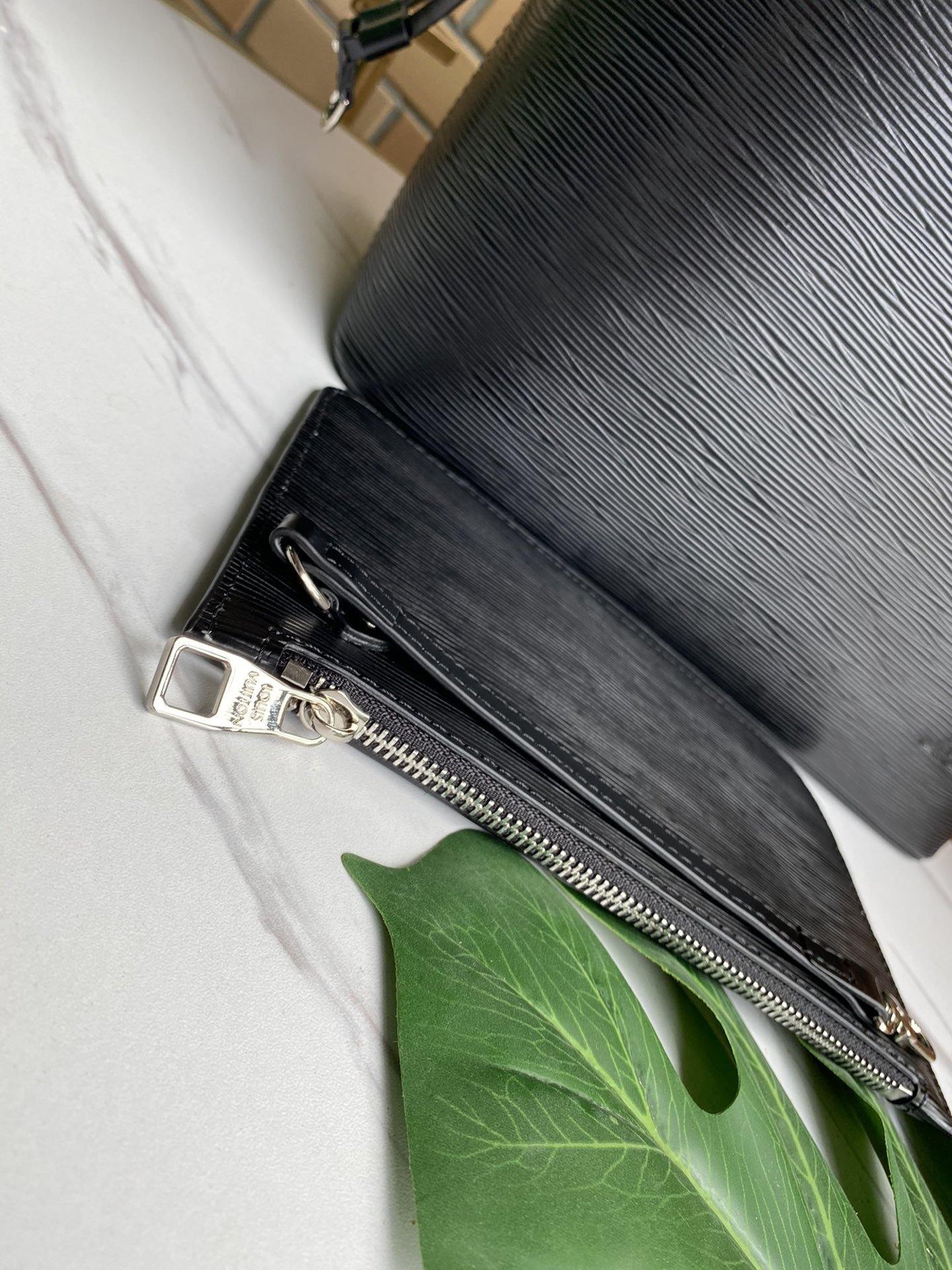 Louis Vuitton Neverfull MM Tote Bag