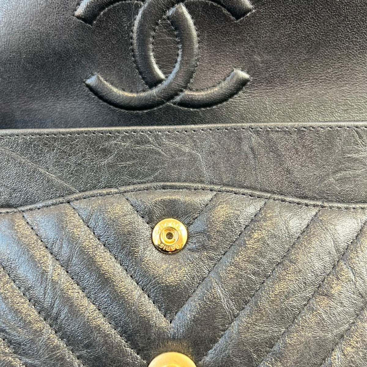 Classic Flap Medium Chevron Metallic Calfskin Black GHW