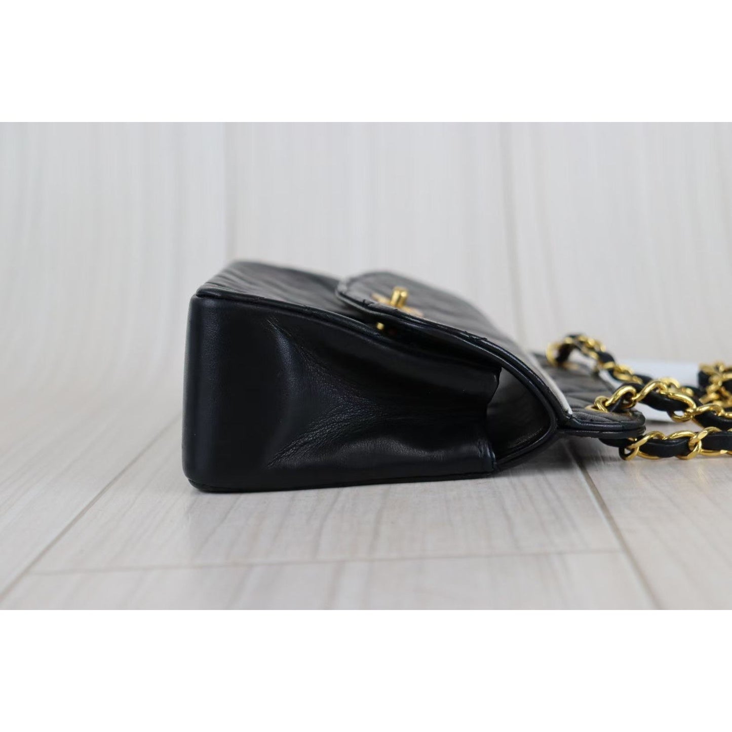 Rank A ｜ CHANEL Matelasse Lamb Leather Vintage Shoulder Bag ｜ 081002