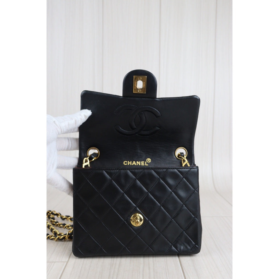 Rank AB ｜ CHANEL Black Lanbskin Square 17 Shoulder Bag Made In 1989～1991 Year｜V23071427