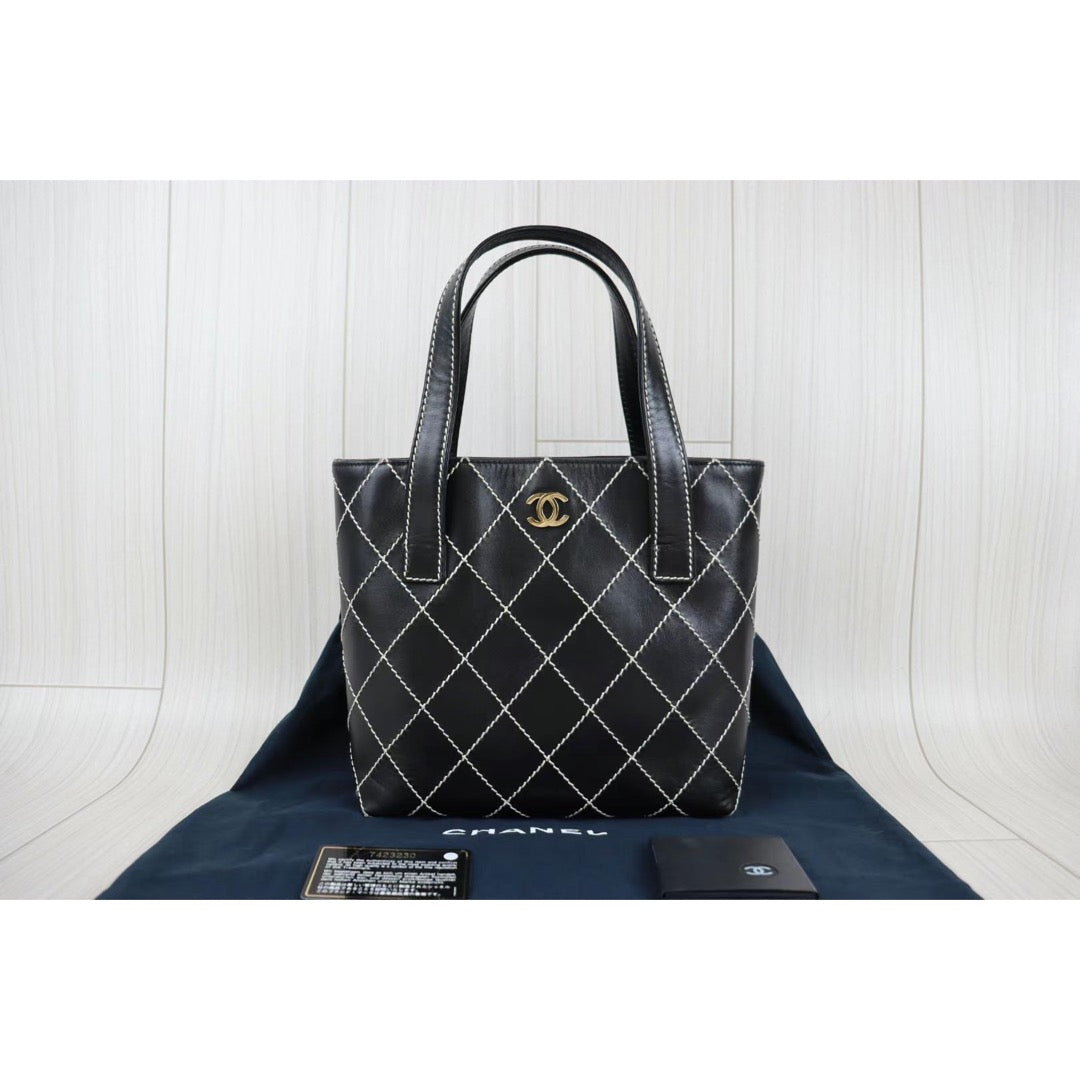 Rank A ｜Chanel Lamb Skin Wild Stitching Coco Mark Handbag ｜22102007