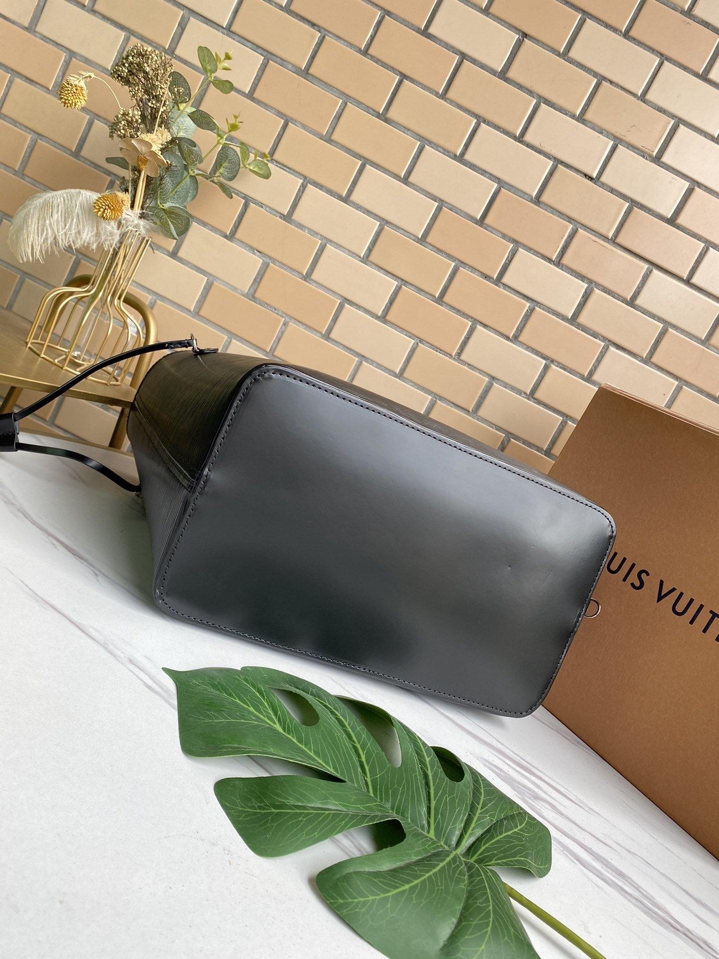 Louis Vuitton Neverfull MM Tote Bag