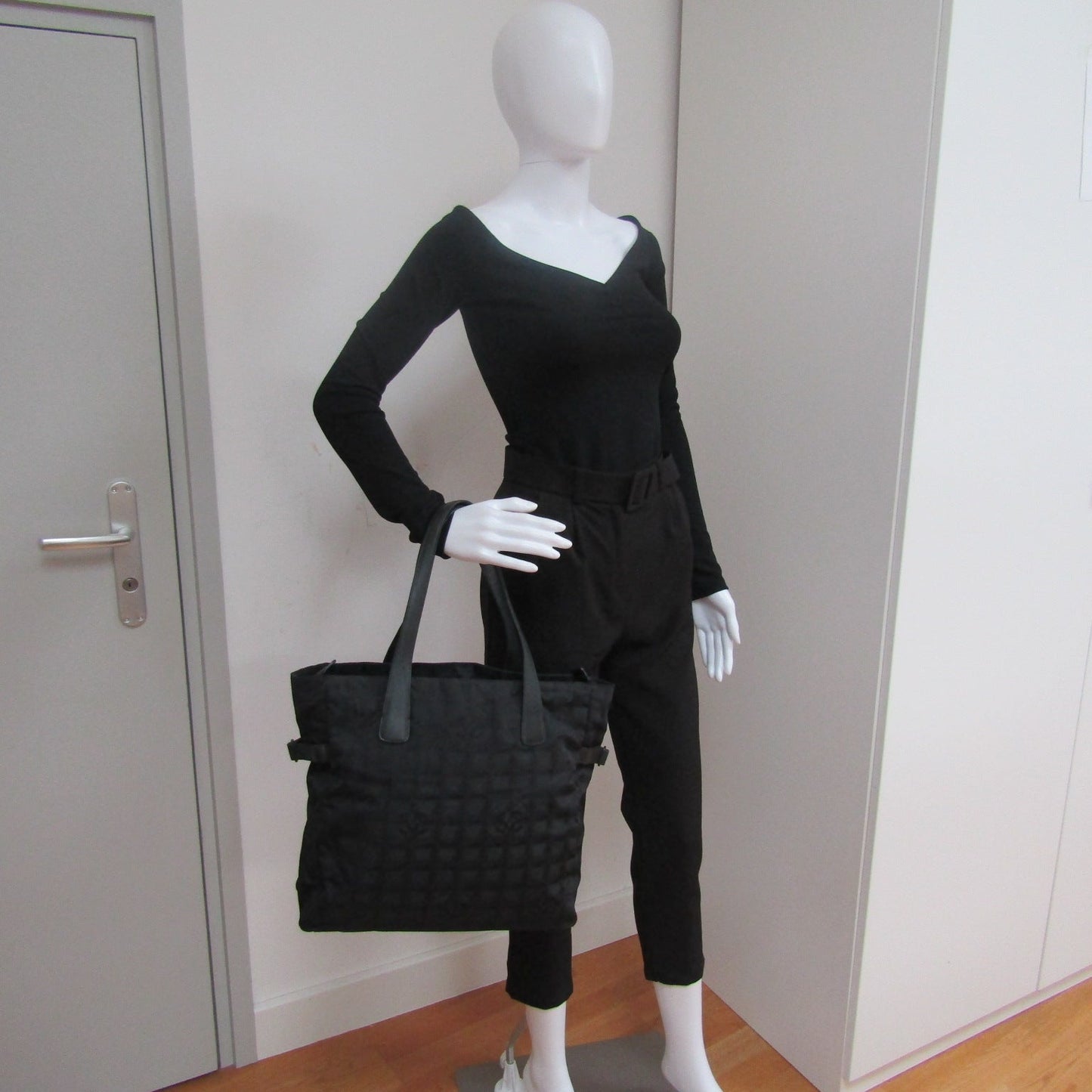 CHANEL Shoulder Bag in Black Fabric